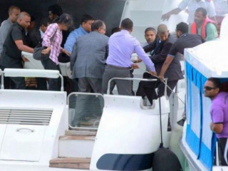 ރިޔާސީ ލޯންޗްގައި އެއްޗެއް ގޮވި ހާދިސާއަށް ފަހު އެހެން ލޯންޗަކަށް މީހުން ބަދަލުކުރަނީ