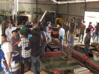 ފީވަކުގެ އިންޖީނުގޭ ތެރޭގައި ރައްޔިތުން މުޒާހަރާ ކުރަނީ