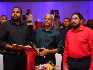 Tourism Minister Ali Waheed (l) and JP leader Qasim Ibrahim (r) stand beside President Ibrahim Mohamed Solih