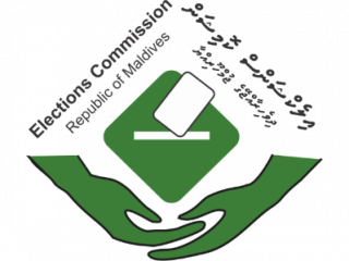 އީސީން މިހާރު ބޭނުންކުރަމުން އަންނަ ފެހި ކުލައިގެ ލޯގޯ