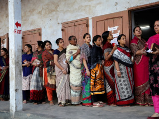 2018 ޑިސެމްބަރ 30 ވަނަ ދުވަހު ބޭއްވި ބަންގްލަދޭޝްގެ އާއްމު އިންތިޚާބުގައި ވޯޓްލާ މަރުކަޒެއްގެ ކިއުގައި