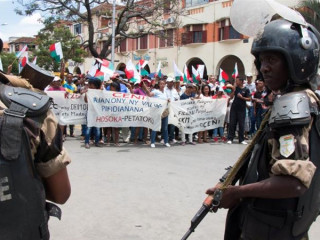 ވޯޓުގައި މަކަރު ހެދިކަމަށް ބުނެ މަޑަގަސްކަރައިގައި މުޒާހަރާ ކޮށްފި