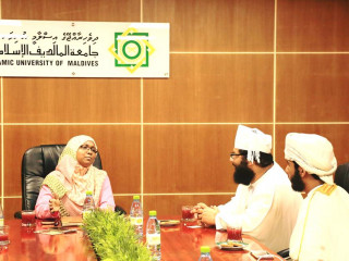 Omani Minister of Islamic Affairs Ismail bin Naseer bin Saeed meets with IUM vice chancellor Aishath Khaleel Abdul Sattar