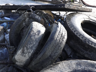 ވިލިމާލެ ފެރީ ޓާމިނަލް ފަޅުތެރެ ކަޅު ޓަޔަރުން ފުރިފައި!