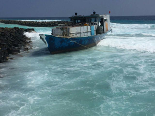 ފަޅުން ނުކުންނަން އުޅުނު ދޯންޏެއް ނެރުމައްޗަށް އެރި ދޯނި