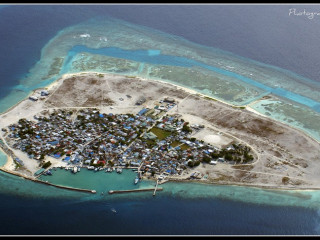 An aerial photograph of Naifaru island in Lhaviyai atoll
