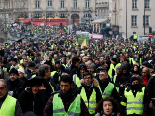 ފަރަންސޭސްވިލާތުގެ ޕެރިހުގައި މުޒާހަރާގެ ބައިވެރިން ހިނގާލަނީ