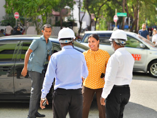 ހުރަވީ ސްކޫލް އިމާރާތް ކުރަމުން ދިޔައިރު އެ ތަން ބައްލަވާލެއްވުމަށް އެޑިޔުކޭޝަން މިނިސްޓަރު ޑރ އައިޝަތު އަލީ ވަޑައިގަންނަވަނީ