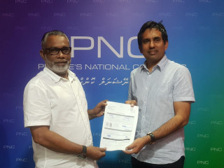 Ex-Economic Minister Saeed (r) with his membership form