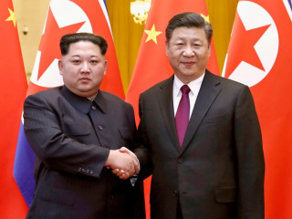 ރައީސް ޝީ ޖިން ޕިން އަދި އުތުރު ކޮރެއާގެ ލީޑަރު ކިމް ޖޮން އުން މިދިޔަ އަހަރު ޗައިނާގައި ބައްދަލުކުރައްވަނީ 