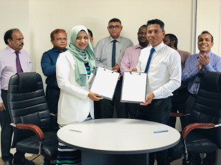 އައްޑޫ މޭޔާރު ސޯބެ (ކ) ޓްރާންސްޕޯޓް މިނިސްޓަރު ނަހުލާ ( ވ)