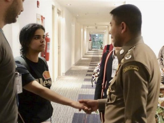 އެއަރޕޯޓުން ދިޔުމުގެ ކުރިން ރަހަފް ތައިލެންޑް އިމިގްރޭޝަންގެ ވެރިޔާއާއި ސަލާމްކުރައްވަނީ