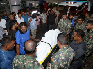 މުހައްމަދު ރާމިޒްގެ ހަށިގަނޑު މާލެ ގެނެސް އެމްބިއުލާންސަށް އަރުވަނީ