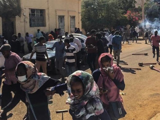 ސޫދާންގެ މުޒާހަރާގެ ބައިވެރިންނާއި ދިމާލަށް ކަރުނަ ގޭސް ޖަހަނީ