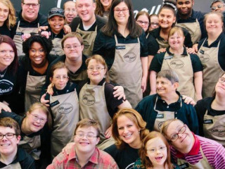 މި ކެފޭތަކުގައި ގިނައީ ޑައުން ސިންޑްރޯމް މުވައްޒިފުން!