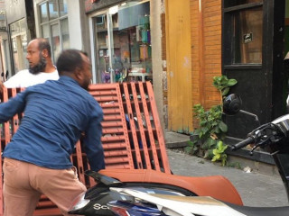 ސިޓީ ކައުންސިލް މުވައްޒަފުން ޕެލެޓުތައް ނެގުމުގެ މަސައްކަތް ކުރަނީ