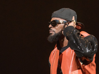 އަނެއްކާވެސް އާރް.ކެލީ ކުޑަ ކުދިންނަށް ޖިންސީ ގޯނާ ކުރިކަމުގެ ވާހަކަތައް، އަދިވެސް ދާއިރާގައި ކާމިޔާބުކަމާއެކު!