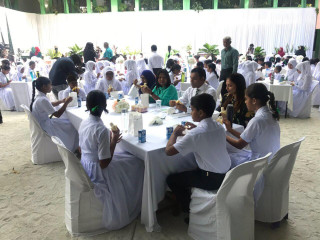 ނާސްތާ ދިނުން: ސްކޫލުތަކުން ތަފާތު މަންޒަރެއް، ދަރިވަރުން ހިނިތުންވެފައި