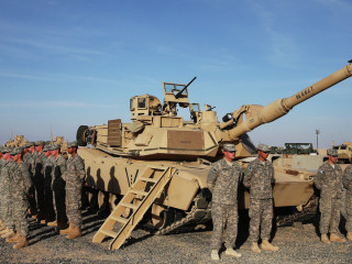 ސީރިޔާގެ ހަނގުރާމައިގައި ހަރަކާތްތެރިވާ އެމެރިކާ އަސްކަރިއްޔާގެ ޓޭންކަރެއް ކައިރީގައި ސިފައިންތަކެއް މަޑުކޮށްލައިގެން