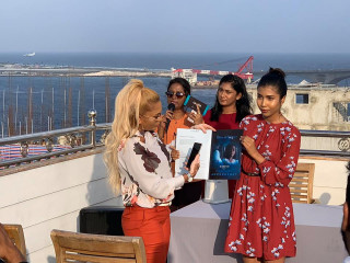 ކެންޑިޑް މެގަޒިން ލޯންޗް ކުރުން