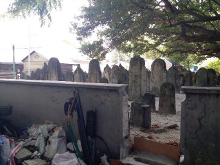 ހުކުރު މިސްކިތުގެ ބޭރު ފާރުން ބައެއް ވަނީ ތަޅާލާފައި