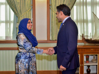 ނައިބް ރައީސް ފައިސަލް އާއި ޢާއިޝަތު މުޙައްމަދު ދީދީއާއި ސަލާމްކުރައްވަނީ