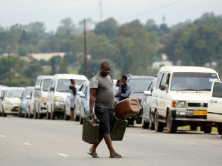 ޒިމްބާބްވޭގައޮ ޕެޓްރޯލް ނުލިބިގެން މީހުން ކިޔު ހަދާފައި