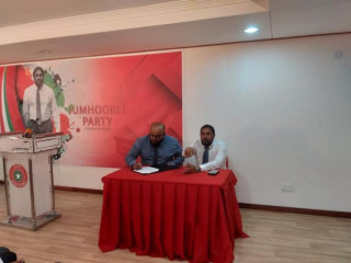 ނަވާޒު ޖުމްހޫރީ ޕާޓީއަށް ސޮއިކުރުން