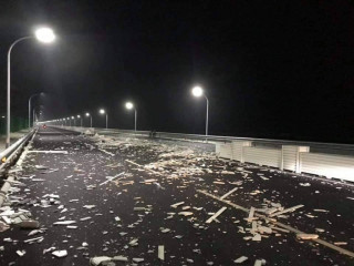 ރޯޑް ޑިވައިޑަރ ފުނޑުފުނޑުވެ އޭގެ ބައިތައް މަގުމައްޗަށް އެޅިފައި