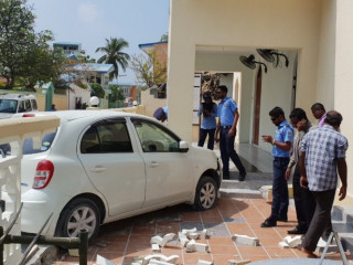 އޭދަފުށީ މިސްކިތުގެ ފާރު ވައްޓާލަފައި ވަން ކާރު