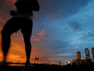 ޗައިނާގެ އެހީގައި ހަދާ ކޮލޮމްބޯ ޕޯޓް ސިޓީ ކައިރިން މީހަކު ދުވެފައި ދަނީ