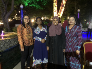 އަންހެނުންގެ ކޮމިޓީގެ ރައީސް އަޒުހާ (ވ) އާއި ނައިބު ރައީސް ޒުލައިޚާ، ޖެންޑަ މިނިސްޓަރު ޝިދާތާ އާއި މޭޔަރު ސިފާއާއެކު