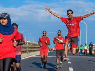 އައި ރަނާސްގެ ދުވުންތެރިން ބްރިޖްގައި ދުވަނީ