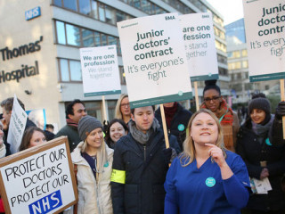 ނިއުޒިލެންޑްގެ އެތައްހާސް ޑޮކްޓަރުންނެއް އުޖޫރައާއި މަސައްކަތުގެ މާހަލާ މެދު ހިތްހަމަ ނުޖެހިގެން މުޒާހަރާކުރަނީ