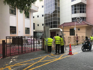 މަޖިލިސް އިދާރާގެ ބޭރު ފާރު އުސްކުރުމުގެ މަސައްކަތް ފެށުމަށްޓަކައި ކޮށިގަނޑު ޖެހުމުގެ މަސައްކަތް ކުރަނީ