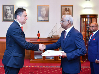 ތިން ގައުމެއްގެ ސަފީރުން، ރައީސުލްޖުމްހުރިއްޔާއަށް ސަފިރުކަމުގެ ފަތްކޮޅު އަރުއްފައިފި