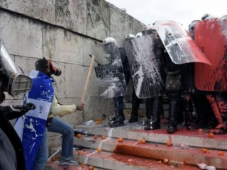 އެތެންސްގައިކުރި މުޒާހަރާތަކަށް އެކި ކަންކޮޅުތަކުން އެތައް ހާސް ބަޔަކު ޖަމާވި