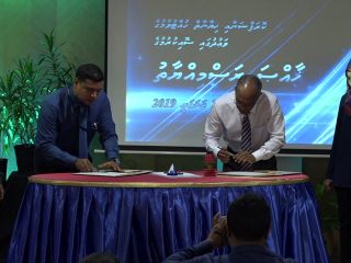 އިޤުރާރުގައި ސޮއިކުރުމުގެ ރަސްމިއްޔާތުގެ ތެރެއިން - އެ ކުންފުނީގެ މެނޭޖިންގ ޑައިރެކްޓަރު ހަސަން މުޤްނީ އާއި ޑެޕިއުޓީ މެނޭޖިންގ ޑައިރެކްޓަރު މުހައްމަދު ލަތީފް އިޤުރާރުގައި ސޮއިކުރައްވަނީ