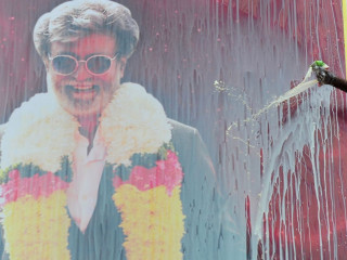 ތަމަޅަ ފިލްމެއްގެ \'ނަސީބު އިތުރުކުރުމަށް\' 10،000 ލީޓަރުގެ ކިރު ވަގަށް ނަގައިފި