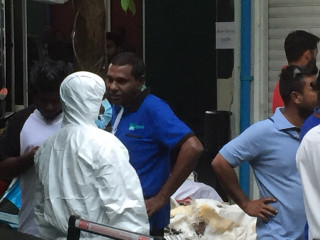 މަރުވެފައި އޮއްވާ ފެނުނު މީހާ ގޭ ކައިރީގައި ބަޔަކު ހަރަކާތްތެރި ވަނީ