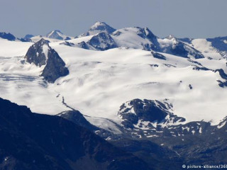 އިޓަލީގައި ހެލިކޮޕްޓަރަކާއި ފްލައިޓެއް ޖެހި، ހަތް މީހުން މަރުވެއްޖެ