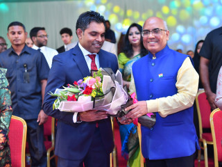 އިންޑިއާގެ ސަފީރު އަކީލެޝް މިޝްރާ (ކ) އާއި ނައިބް ރައީސް ފައިސަލް ނަސީމް (ވ)