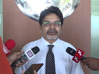 ފޮރިން ސެކްރެޓަރީ އަބްދުލް ޣަފޫރު މުހައްމަދު ނޫސްވެރިންނަށް މައުލޫމާތު ދެއްވަނީ