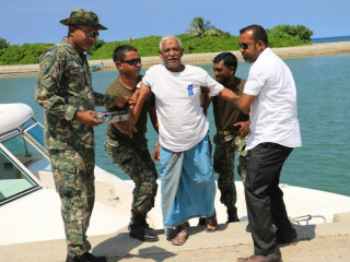 2016 ވަނަ އަހަރު ލ. ގާދޫއިން އެ އަތޮޅު ފޮނަދޫއަށް މީހުން ބަދަލު ކުރުމުގެ މަސައްކަތް ސިފައިން ކުރަނީ