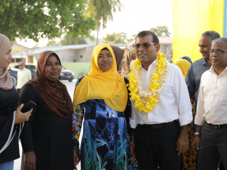 ރައީސް ނަޝީދު އަންހެން ކަނބަލުންތަކަކާ އެކު