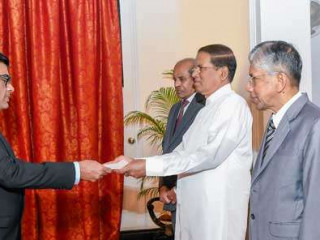 Maldives Ambassador Umar Abdul Razzaq presents his credentials to Sri Lankan President Maithiripala Sirisena