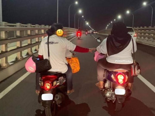 މީތިސަޅި ޖެހި ޓީޝާޓް ލައިގެން ބްރިޖްމަތިން ވާހަކައިގައި ދިޔަ ދެ ސައިކަލެއް