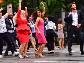 \'އިޒިންޓް އިޓް ރޮމޭންޓިކް\'ގެ ސީނެއްގައި (ކ-ވ)، ލިއަމް ހެމްސްވޯތު، ޕްރިޔަންކާ ޗޯޕްރާ، ރިބެލް ވިލްސަން އަދި އެޑަމް ޑެވިން