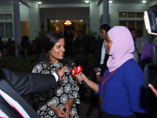 ރައީސް ސޯލިހްގެ އަނބިކަނބަލުން ފަޒްނާ ރާއްޖެޓީވީއަށް އިންޓަރވިއު ދެއްވަނީ