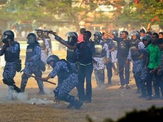 ފެބްރުއަރީ 7، 2012: ޖުމްހޫރީ މައިދާނަށް އެއްވެ، އާންމުންނާ ގުޅިގެން، ރައީސް ނަޝީދުގެ ވެރިކަމާ ދެކޮޅަށް ފުލުހުން ހިންގި ހަރަކާތުގެ ތެރެއިން